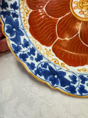 Five Chinese iron-red, blue and white plates with floral design, Qianlong/Jiaqing — photo 3