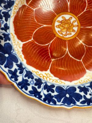 Five Chinese iron-red, blue and white plates with floral design, Qianlong/Jiaqing — photo 31