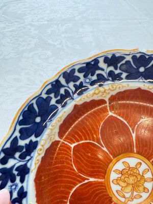 Five Chinese iron-red, blue and white plates with floral design, Qianlong/Jiaqing — photo 32