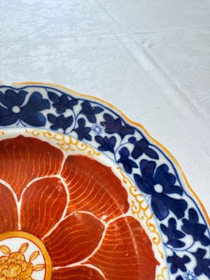 Five Chinese iron-red, blue and white plates with floral design, Qianlong/Jiaqing — photo 33