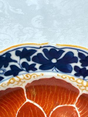 Five Chinese iron-red, blue and white plates with floral design, Qianlong/Jiaqing — photo 34