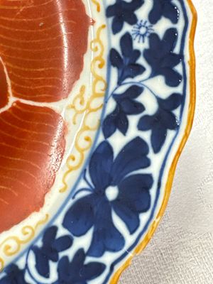 Five Chinese iron-red, blue and white plates with floral design, Qianlong/Jiaqing — photo 35