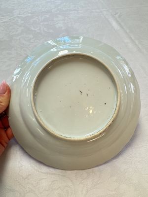 Five Chinese iron-red, blue and white plates with floral design, Qianlong/Jiaqing — photo 36