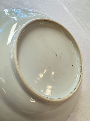Five Chinese iron-red, blue and white plates with floral design, Qianlong/Jiaqing — photo 37