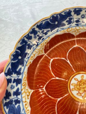 Five Chinese iron-red, blue and white plates with floral design, Qianlong/Jiaqing — photo 4