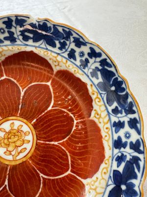 Five Chinese iron-red, blue and white plates with floral design, Qianlong/Jiaqing — photo 5