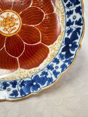 Five Chinese iron-red, blue and white plates with floral design, Qianlong/Jiaqing — photo 6
