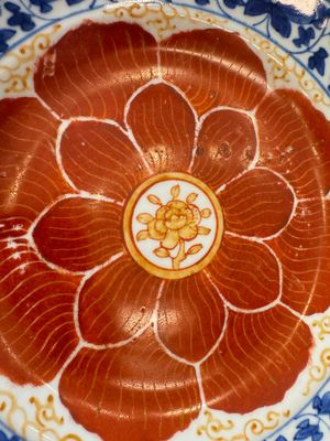 Five Chinese iron-red, blue and white plates with floral design, Qianlong/Jiaqing — photo 7