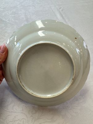 Five Chinese iron-red, blue and white plates with floral design, Qianlong/Jiaqing — photo 8