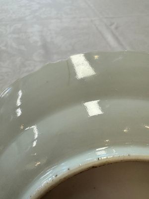 Five Chinese iron-red, blue and white plates with floral design, Qianlong/Jiaqing — photo 9