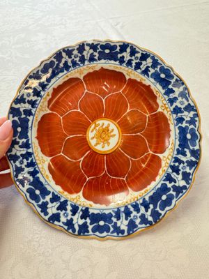 Five Chinese iron-red, blue and white plates with floral design, Qianlong/Jiaqing — photo 10