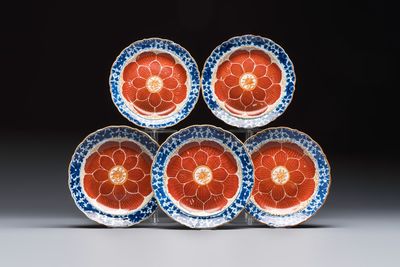 Five Chinese iron-red, blue and white plates with floral design, Qianlong/Jiaqing