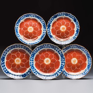 Five Chinese iron-red, blue and white plates with floral design, Qianlong/Jiaqing — photo 1