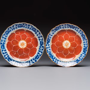 Five Chinese iron-red, blue and white plates with floral design, Qianlong/Jiaqing — photo 2