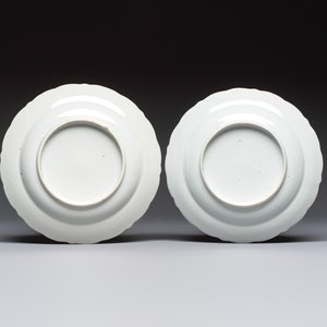 Five Chinese iron-red, blue and white plates with floral design, Qianlong/Jiaqing — photo 3