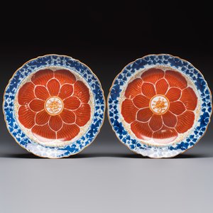 Five Chinese iron-red, blue and white plates with floral design, Qianlong/Jiaqing — photo 4