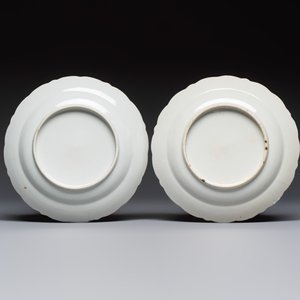 Five Chinese iron-red, blue and white plates with floral design, Qianlong/Jiaqing — photo 5