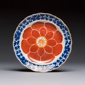 Five Chinese iron-red, blue and white plates with floral design, Qianlong/Jiaqing — photo 6