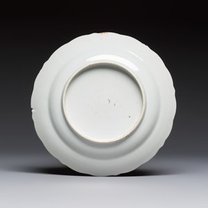 Five Chinese iron-red, blue and white plates with floral design, Qianlong/Jiaqing — photo 7