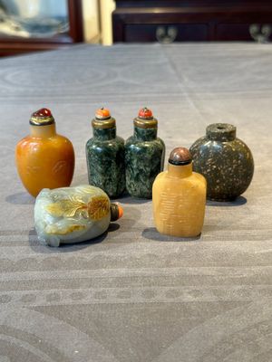 Five Chinese jade and hardstone snuff bottles, 20th C. — 照片 1