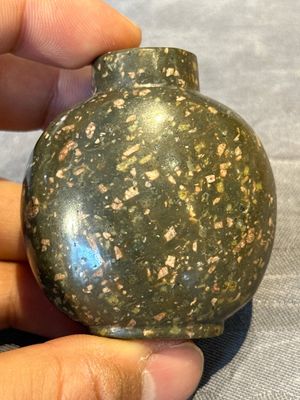 Five Chinese jade and hardstone snuff bottles, 20th C. — 照片 18