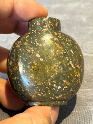 Five Chinese jade and hardstone snuff bottles, 20th C. — 照片 20