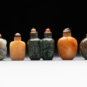 Five Chinese jade and hardstone snuff bottles, 20th C. — 照片 4