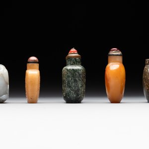 Five Chinese jade and hardstone snuff bottles, 20th C. — 照片 5
