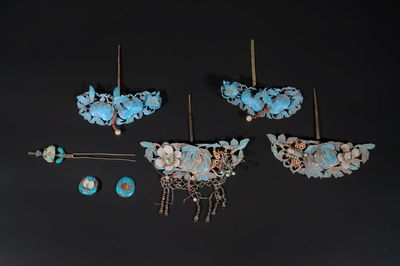 Five Chinese kingfisher feather, jadeite and silver hairpins and two small brooches, 19th C.