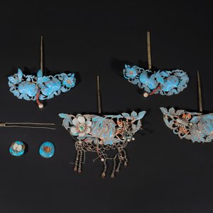 Five Chinese kingfisher feather, jadeite and silver hairpins and two small brooches, 19th C. — photo 1