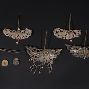 Five Chinese kingfisher feather, jadeite and silver hairpins and two small brooches, 19th C. — photo 2