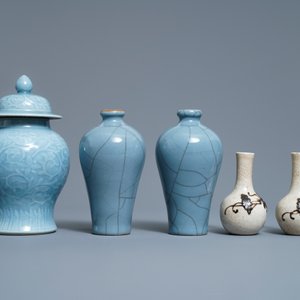 Five Chinese monochrome lavender blue and crackle-glazed vases, 19/20th C. — 照片 3