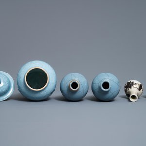 Five Chinese monochrome lavender blue and crackle-glazed vases, 19/20th C. — 照片 6