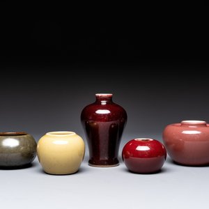 Five Chinese monochrome wares, Kangxi, Yongzheng and Qianlong marks, 19th C. — 照片 1