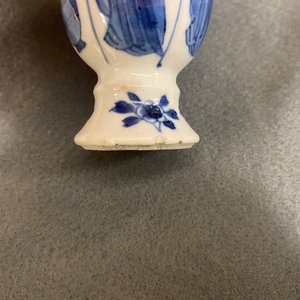 Five Chinese mostly blue and white vases, Kangxi — 照片 9