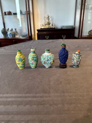 Five Chinese moulded famille rose snuff bottles, Qianlong mark, 19th C. — photo 1
