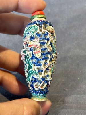 Five Chinese moulded famille rose snuff bottles, Qianlong mark, 19th C. — photo 11