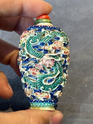 Five Chinese moulded famille rose snuff bottles, Qianlong mark, 19th C. — photo 12