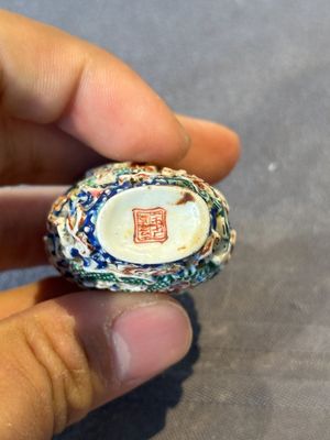 Five Chinese moulded famille rose snuff bottles, Qianlong mark, 19th C. — photo 15