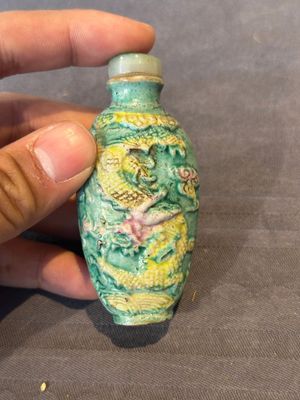 Five Chinese moulded famille rose snuff bottles, Qianlong mark, 19th C. — photo 16