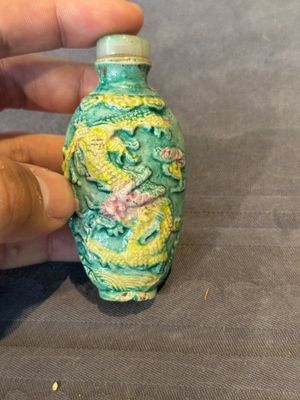 Five Chinese moulded famille rose snuff bottles, Qianlong mark, 19th C. — photo 17