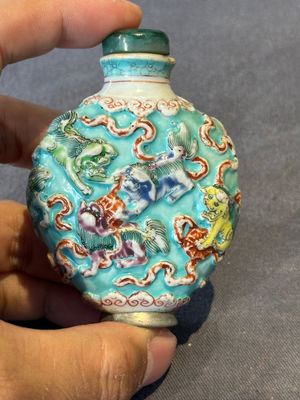 Five Chinese moulded famille rose snuff bottles, Qianlong mark, 19th C. — photo 2