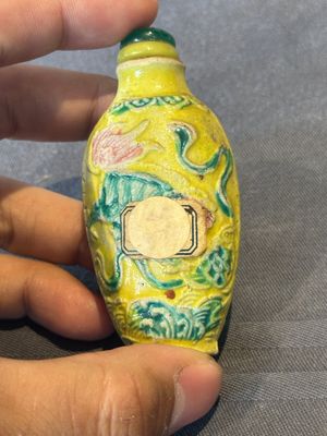Five Chinese moulded famille rose snuff bottles, Qianlong mark, 19th C. — photo 22