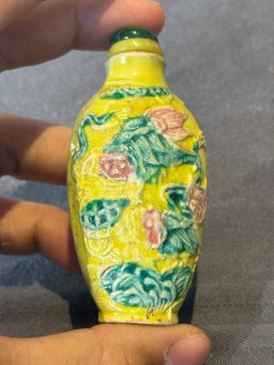 Five Chinese moulded famille rose snuff bottles, Qianlong mark, 19th C. — photo 23