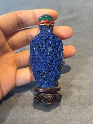 Five Chinese moulded famille rose snuff bottles, Qianlong mark, 19th C. — photo 29