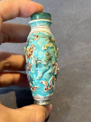 Five Chinese moulded famille rose snuff bottles, Qianlong mark, 19th C. — photo 3