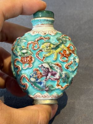 Five Chinese moulded famille rose snuff bottles, Qianlong mark, 19th C. — photo 4