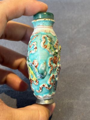 Five Chinese moulded famille rose snuff bottles, Qianlong mark, 19th C. — photo 5