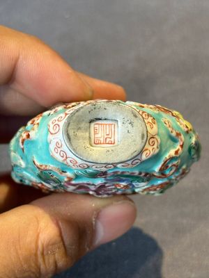 Five Chinese moulded famille rose snuff bottles, Qianlong mark, 19th C. — photo 7