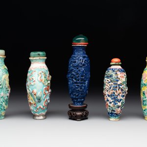 Five Chinese moulded famille rose snuff bottles, Qianlong mark, 19th C. — photo 2